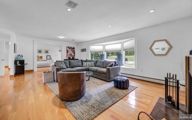 284 Martom Rd, Wyckoff NJ  07481-2404 exterior