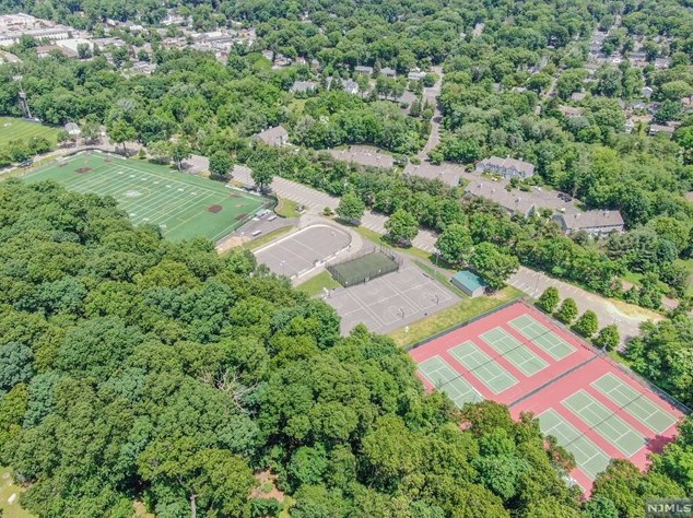 284 Martom Rd, Wyckoff NJ  07481-2404 exterior