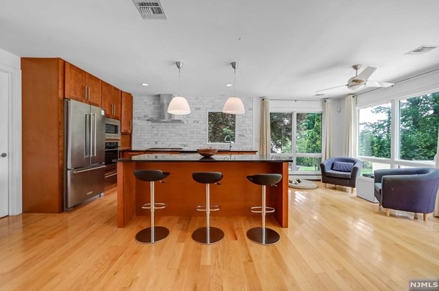 284 Martom Rd, Wyckoff NJ  07481-2404 exterior
