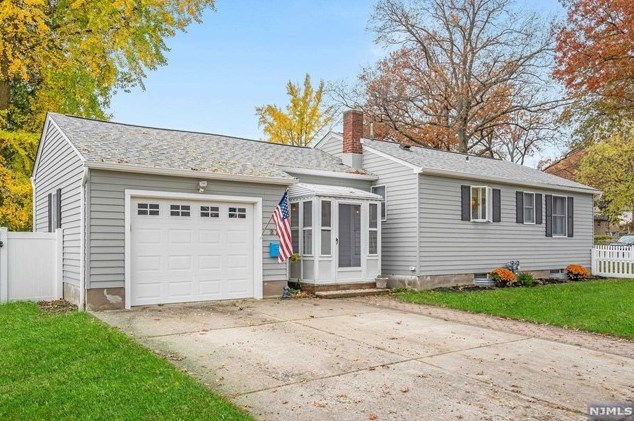 27 Garrabrant Rd, Clifton, NJ 07013-1575
