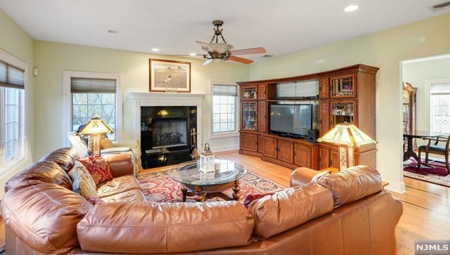 2460 Hammett Ave, West Fort Lee, NJ 07024-3904