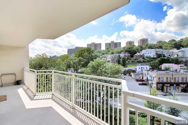 1055 River Rd #ph04, Edgewater, NJ 07020