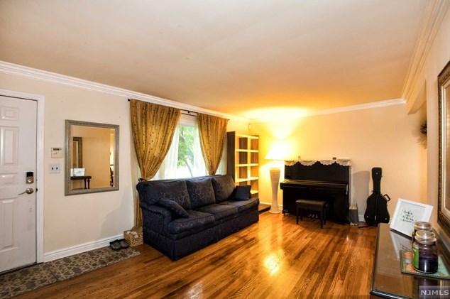 48 Glenwood Ave, Demarest, NJ 07627