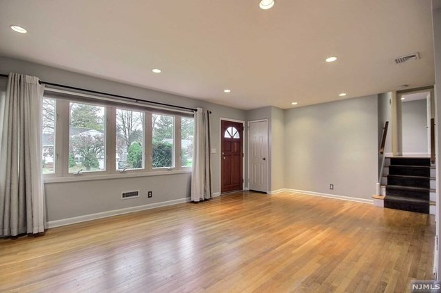 89 Pleasant St, Dumont, NJ 07628