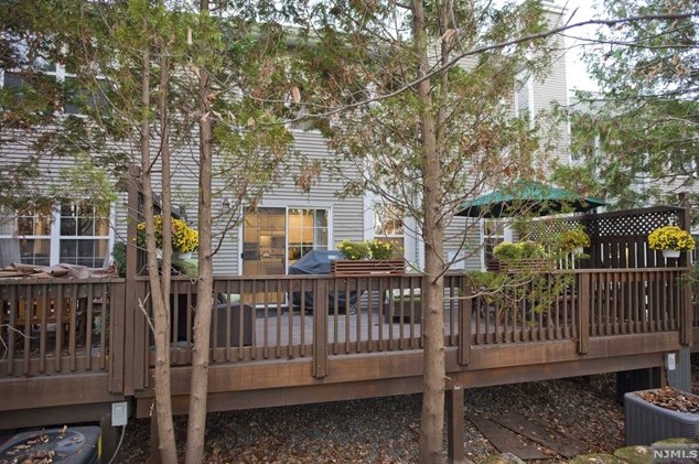 565 Adirondack Ct, Mahwah, NJ 07430