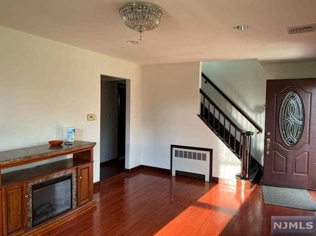 53 Fairfield Dr, Paramus NJ  07652-2510 exterior