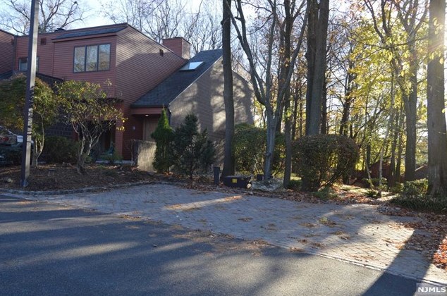 46 Hidden Ledge Rd, Englewood, NJ 07631