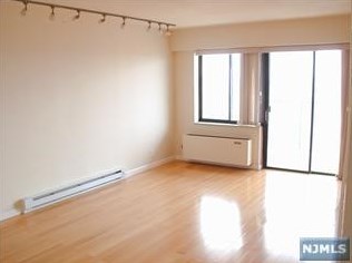 233 12th St Apt 2g, Palisades Park, NJ
