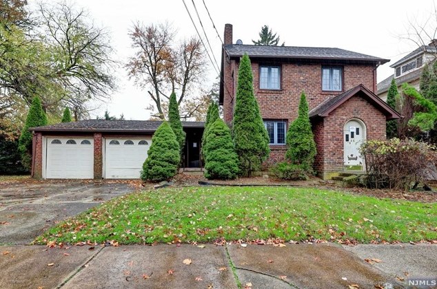 46 Pleasant Ave, Bergenfield, NJ 07621-3128