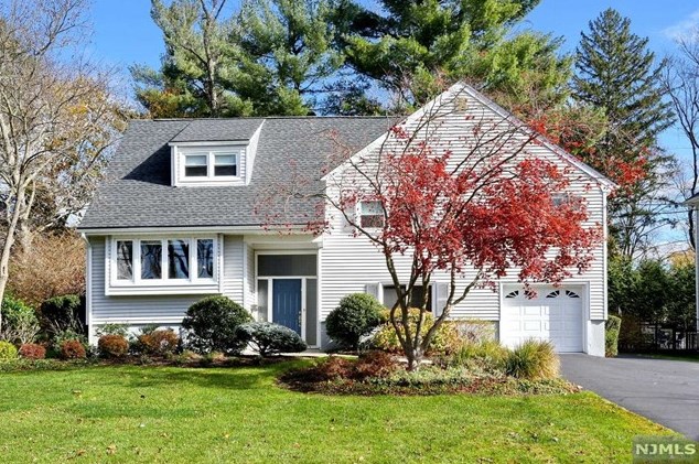 16 Yardley Ct, Ridgewood, NJ 07452