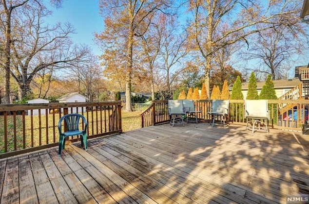 52 Bank St, Midland Pk NJ  07432-1702 exterior