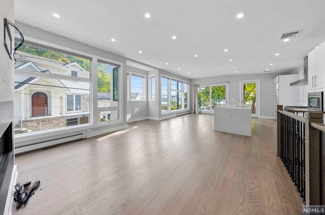 47 Colony Rd, Edgewater, NJ 07020