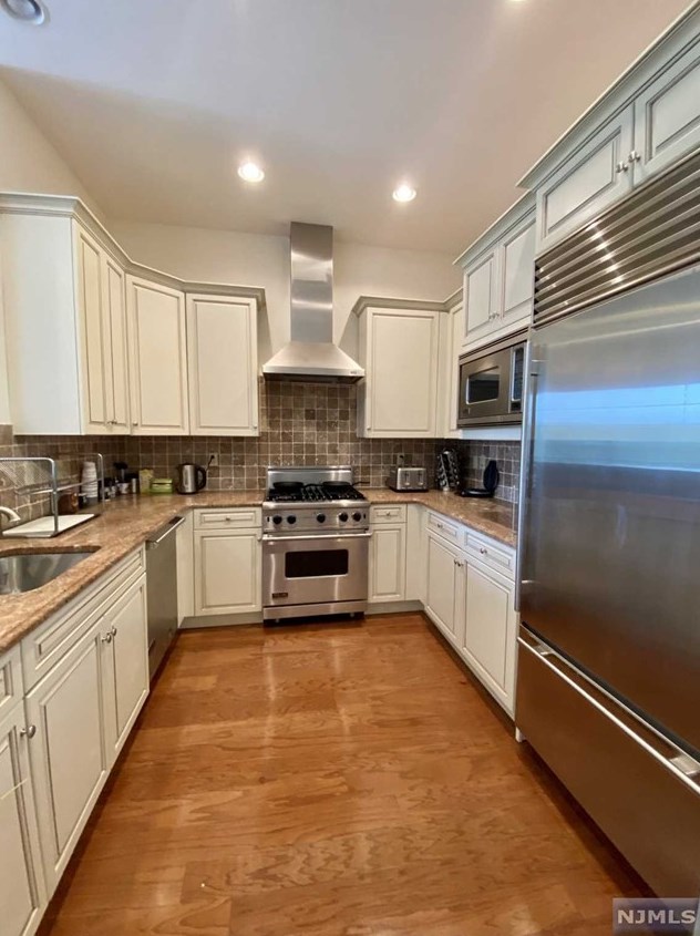 1207 The Plz, Tenafly NJ  07670-1061 exterior