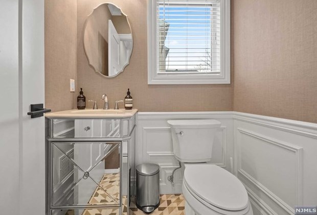 247 Wedgewood Dr, Paramus NJ  07652-3318 exterior
