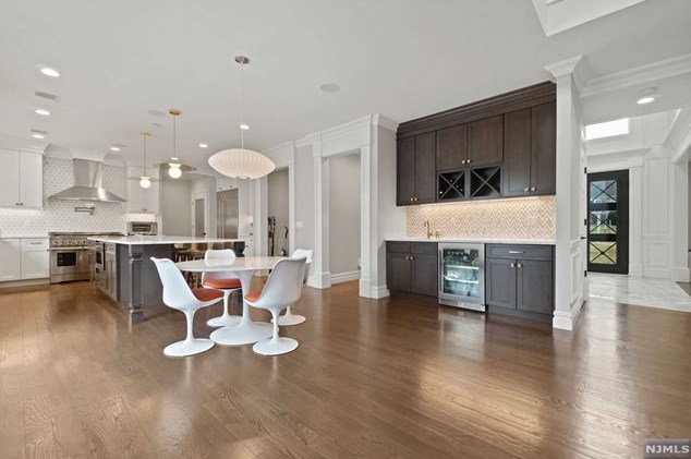 247 Wedgewood Dr, Paramus NJ  07652-3318 exterior