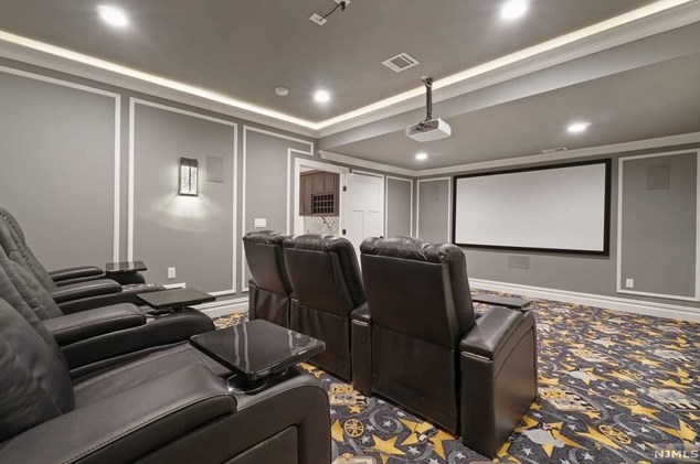 247 Wedgewood Dr, Paramus NJ  07652-3318 exterior