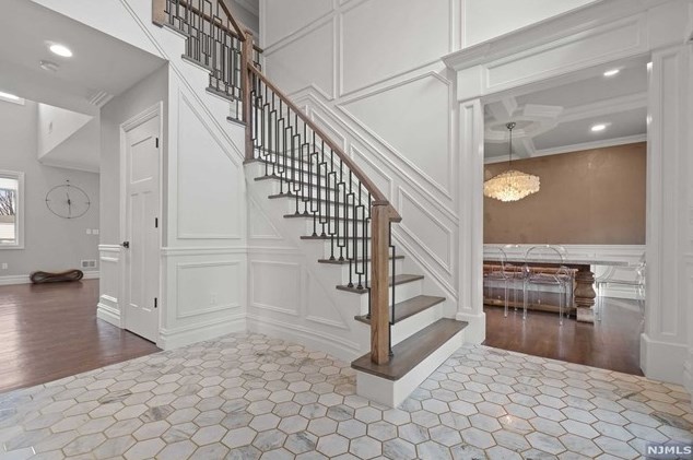 247 Wedgewood Dr, Paramus NJ  07652-3318 exterior