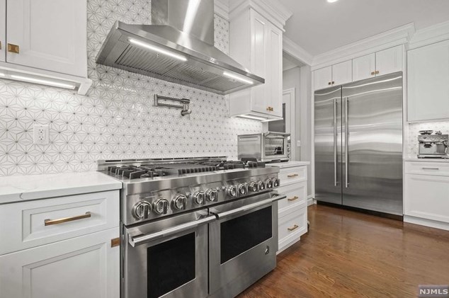 247 Wedgewood Dr, Paramus NJ  07652-3318 exterior