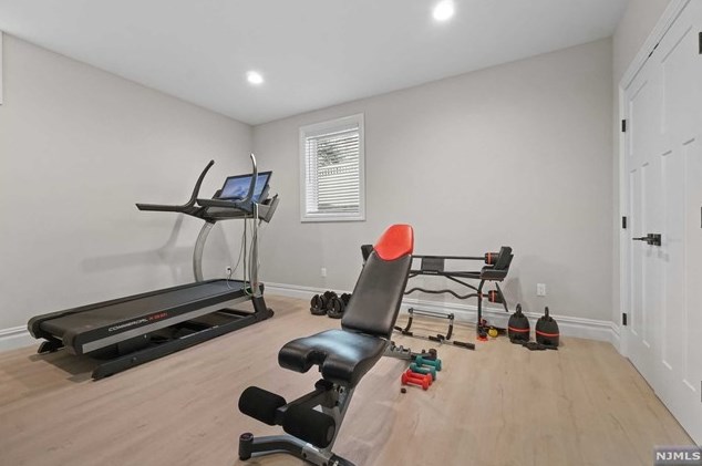 247 Wedgewood Dr, Paramus NJ  07652-3318 exterior