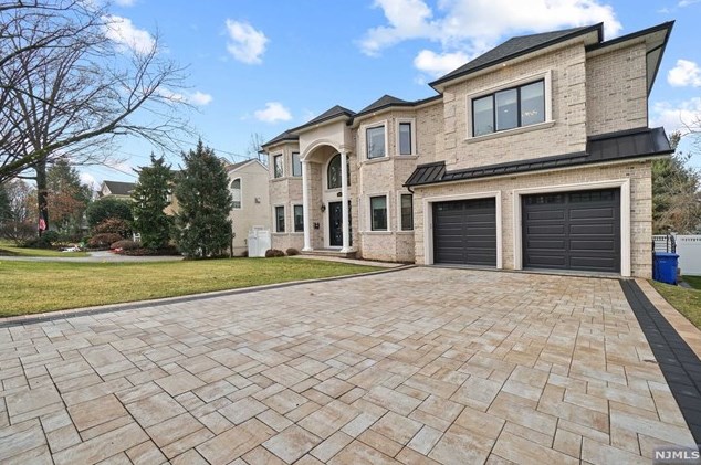 247 Wedgewood Dr, Paramus NJ  07652-3318 exterior
