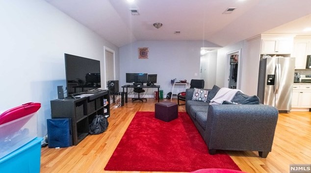 276 Warren St, Lyndhurst, NJ 07071