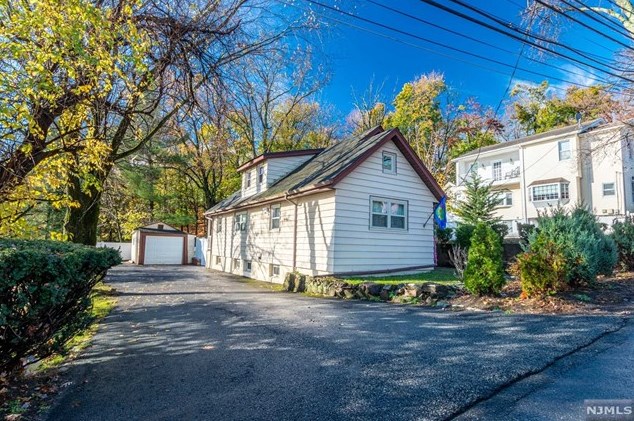 351 Central Ave, Wayne NJ  07470-2112 exterior