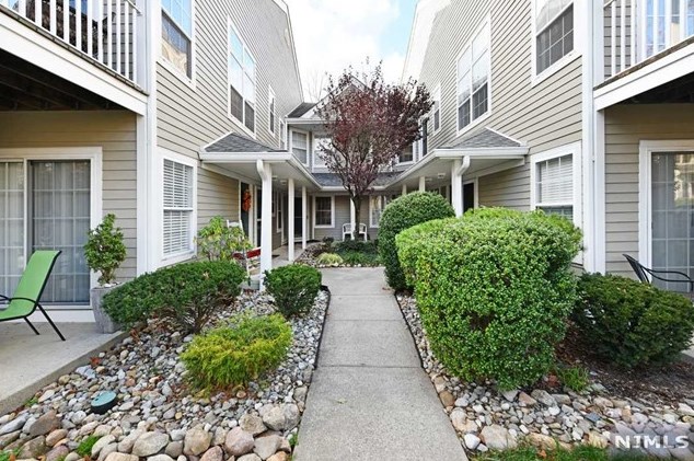 1009 Crown Ct, Mahwah, NJ 07430