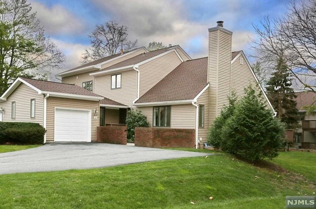 44 Southerland Dr, Mahwah, NJ 07430