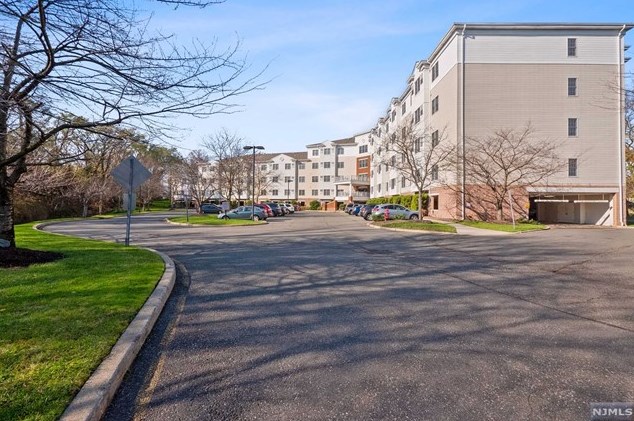 189 Forest Ave #310, Paramus, NJ 07652