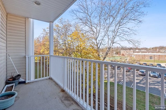 189 Forest Ave, Paramus NJ  07652-5325 exterior