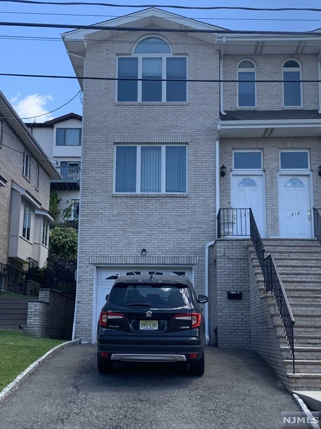 212 10th St, Palisades Park, NJ 07650
