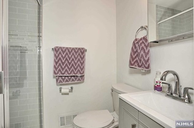 197 Lincoln Ave, Elmwood Park NJ  07407-2301 exterior