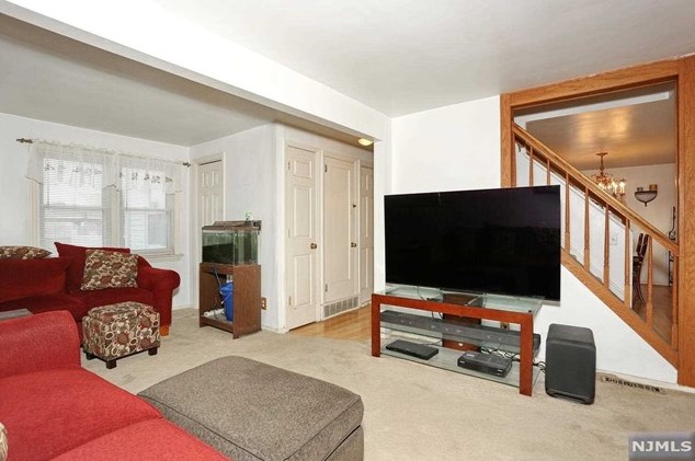 197 Lincoln Ave, Elmwood Park NJ  07407-2301 exterior