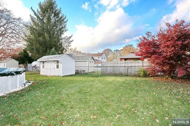 197 Lincoln Ave, Elmwood Park NJ  07407-2301 exterior