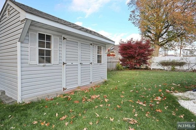 197 Lincoln Ave, Elmwood Park NJ  07407-2301 exterior