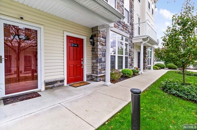 7 Holly Ln, Outwater, NJ 07026