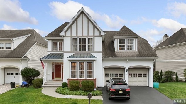 4 Hunters Run, Oakland, NJ 07436-2331