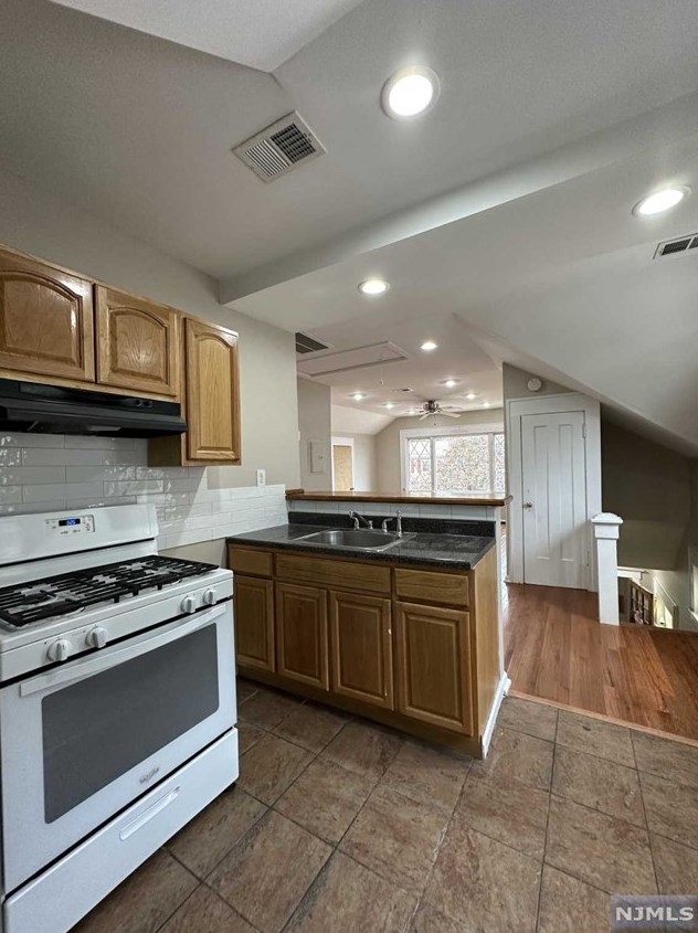 17 Baldwin Pl, Bloomfield, NJ 07003