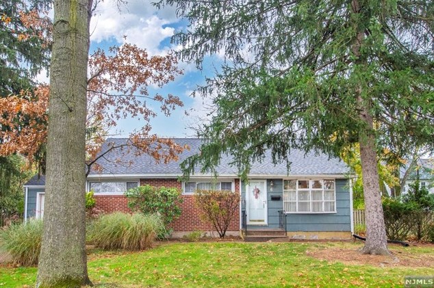 6 Marion Ct, Ho Ho Kus, NJ 07423