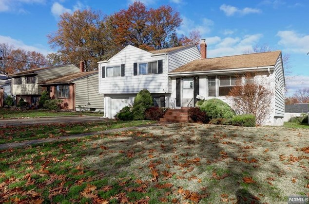 33 Doremus Pl, Elmwood Park, NJ 07407-1707