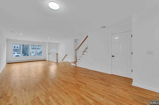 313 8th St, Palisades Park, NJ 07650
