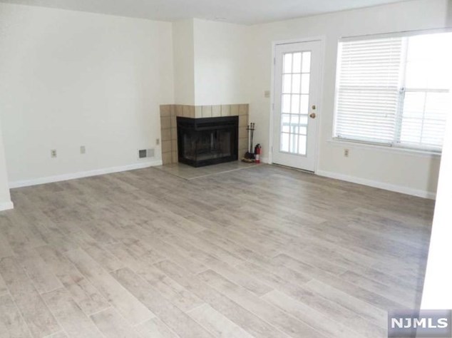 300 Crown Ct Apt 533, Edgewater, NJ 07020