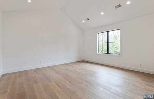 32 Pleasant St, Haworth NJ  07641-1929 exterior