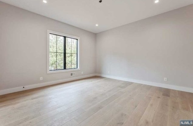 32 Pleasant St, Haworth NJ  07641-1929 exterior