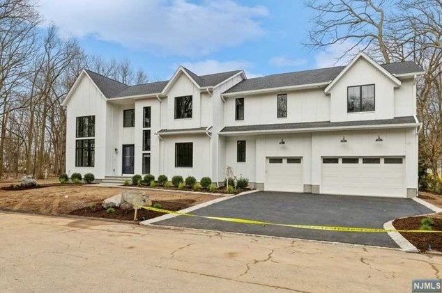 32 Pleasant St, Haworth, NJ 07641