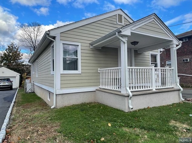 35 Henry St, Lodi, NJ 07644-2113