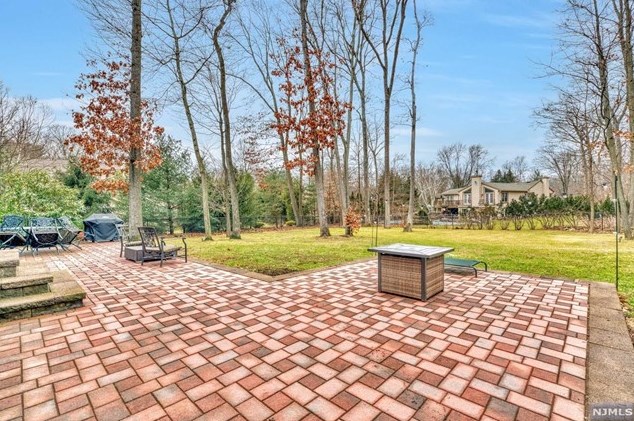 697 Knollwood Rd, Franklin Lakes, NJ 07417
