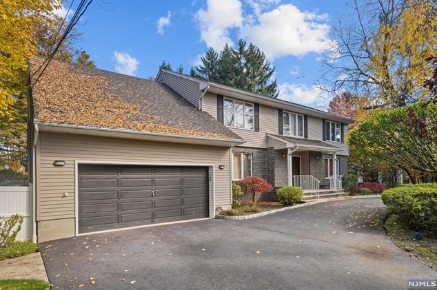 11 Clarkson Ct, Paramus, NJ 07652