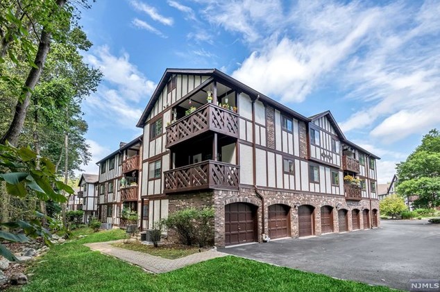 2605 Hemingway Ln, Mahwah, NJ 07430
