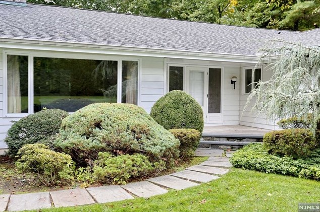 15 Marjo Ct, Westwood, NJ 07677-7817